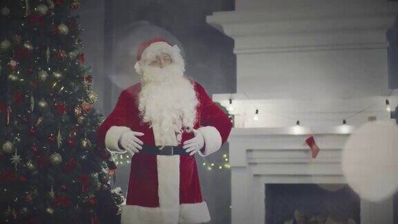 滑稽的圣诞老人在装饰好的客厅里跳舞圣诞节的时间概念