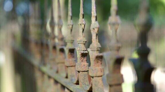 墓地公园里生锈的栅栏