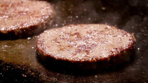 煮牛肉和猪肉肉饼做汉堡肉在厨房烤缓慢的运动高清