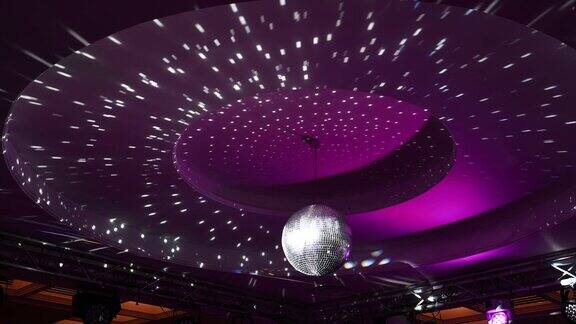 迪斯科球从下面看从迪斯科球的光束舞台灯光镜子球