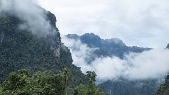 延时:美丽的雾移动在日出的观点在万荣老挝