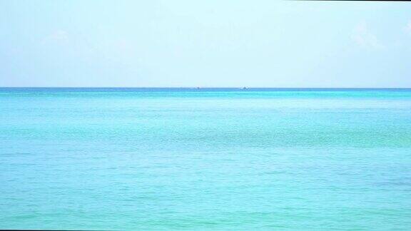 皮皮玛雅海滩与蓝色的绿松石海水普吉岛在夏季旅游假期旅行期间安达曼海域泰国旅游景点与蓝天白云