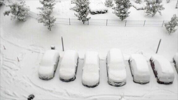 汽车被雪和雪覆盖