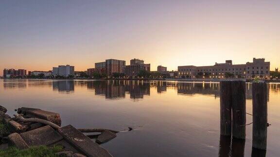 威尔明顿北卡罗来纳州美国市中心的城市在夜间开普菲尔河