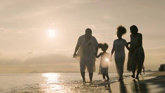 一家人在海边散步
