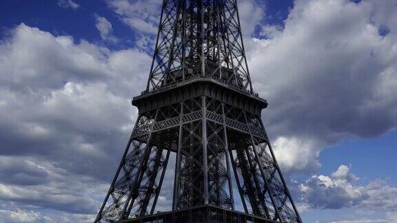 法国巴黎的埃菲尔铁塔(以移动的云为背景延时带缩放)