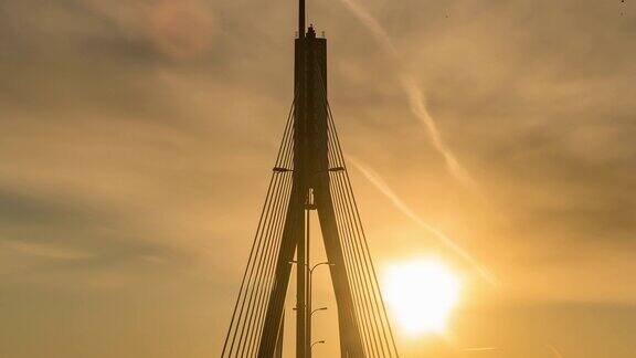太阳在Świętokrzyski桥上升起的时间流逝
