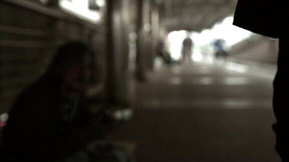 可怜的无家可归者或难民睡在城市街道的地板上社会纪录片