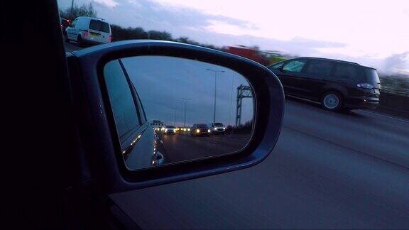 高速公路上的车辆后视镜