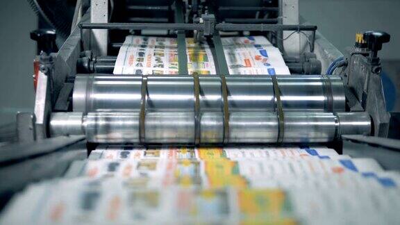 用印刷术印刷报纸Transporter正在转移折叠的报纸