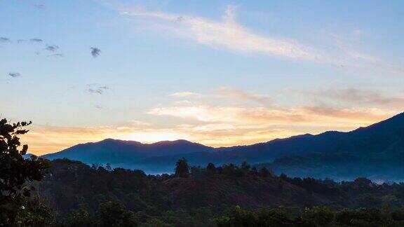 泰国北部清莱美丽的阳光和朦胧的晨曦时光流逝