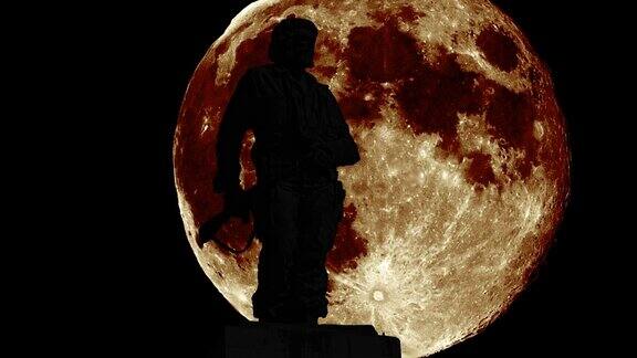 切·格瓦拉的剪影和巨大的月亮