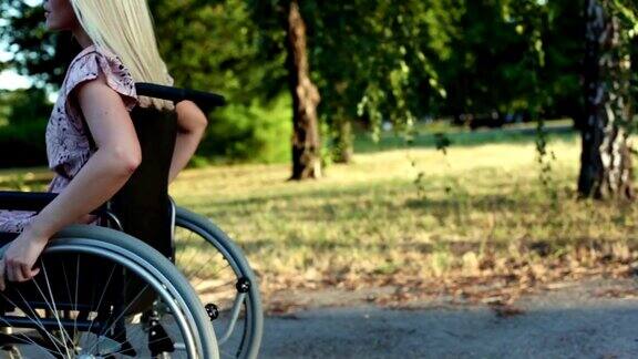 坐在轮椅上的年轻女子
