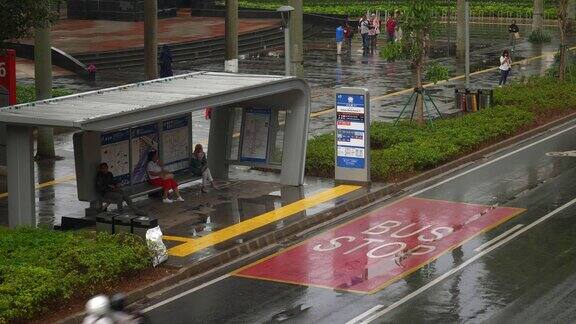 雨夜雅加达市区交通街道汽车站行人桥慢镜头4k印尼