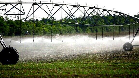 灌溉喷灌器在耕地上