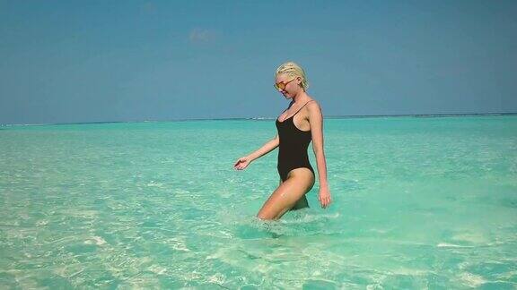 年轻的金发女孩在马尔代夫度假