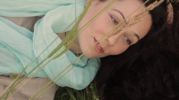 年轻女子放松地躺在草地上