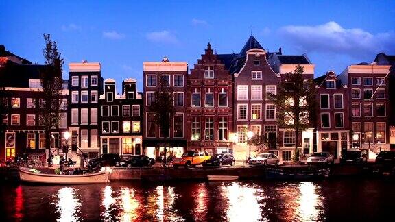 阿姆斯特丹运河上的一排房子
