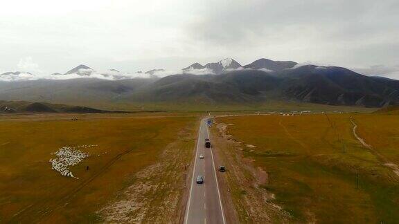 新疆独库公路旁牧场鸟瞰图