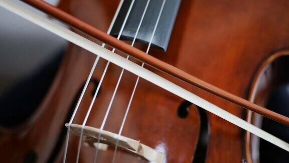 在家里练习大提琴的特写