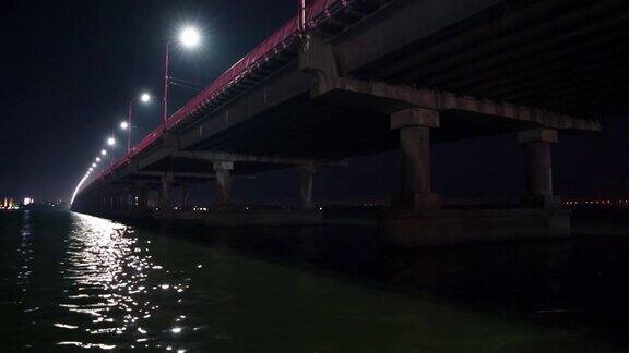 美丽明亮的大桥横跨美丽的第聂伯河的底部视图