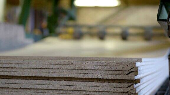 将刨花板运送到木工工厂仓库的生产线用于生产胶合板、刨花板和其他木制品