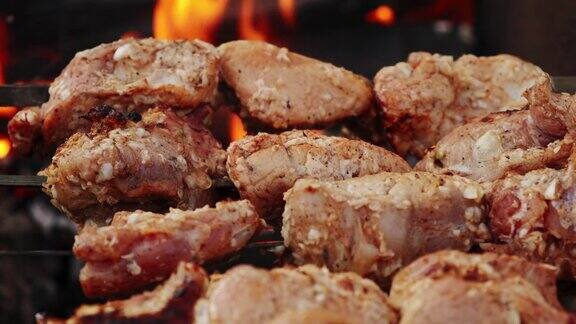关闭了烧烤烤羊肉串炭火煮的肉