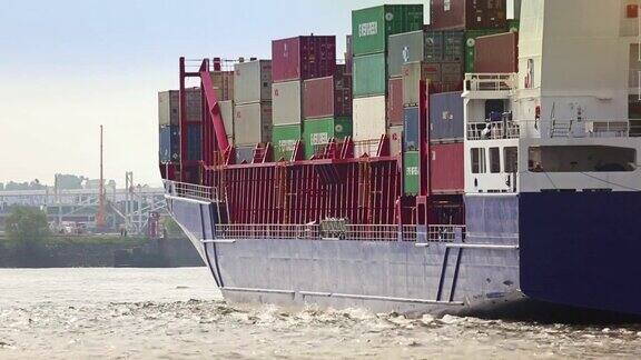 集装箱船在汉堡港和易北河