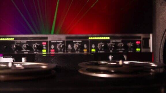 古老的播放器和录音机在黑暗的色调雾蒙蒙的背景模拟立体声开放磁带甲板录音机播放器与有选择性的重点