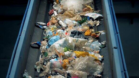 塑料垃圾在传送带上可回收垃圾被送到工厂的传送带上