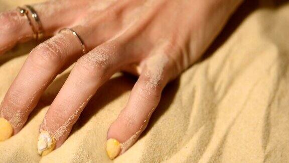 女性的手用完美的黄色优雅美甲与指甲艺术