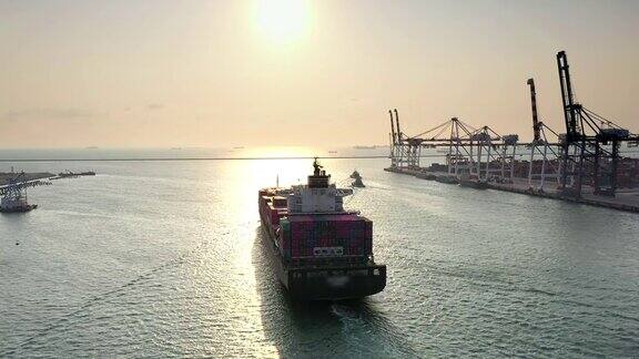 日落时分一艘大型货船在海上驶向出口