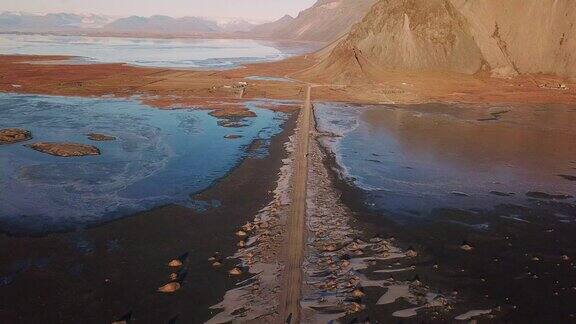 鸟瞰图的汽车驾驶风景优美的火山山景观在冰岛的海滩