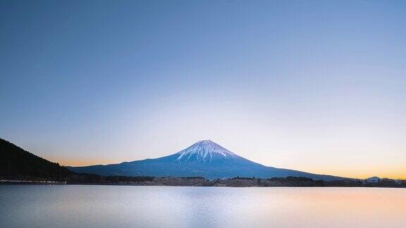 2022年12月31日日本富士山狸猫湖上的星空