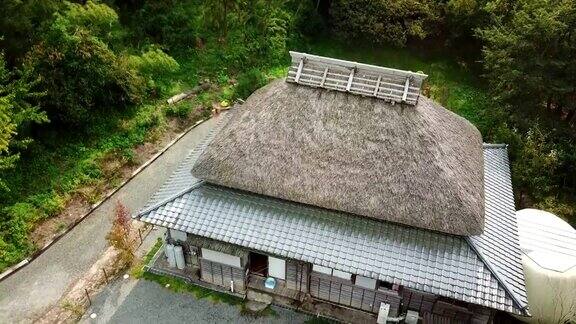 鸟瞰图的传统老式日本房子与稻草屋顶在农村