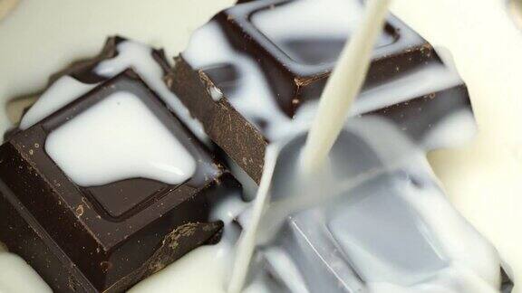 牛奶巧克力淋在巧克力块上牛奶巧克力淋在固体巧克力上