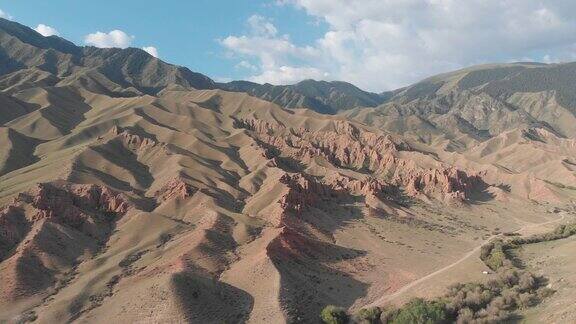 哈萨克斯坦山区的旅游胜地红山