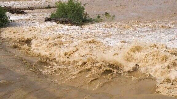 在春季暴雨期间河水又宽又脏河水浑浊