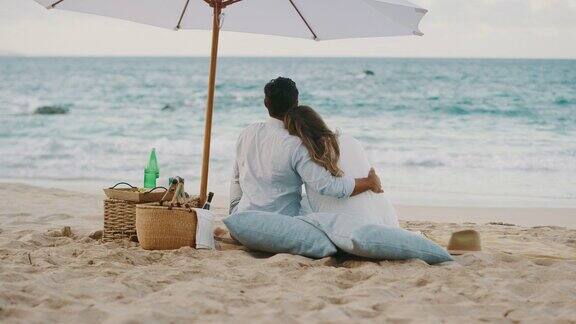 一对情侣在海滩上拥抱