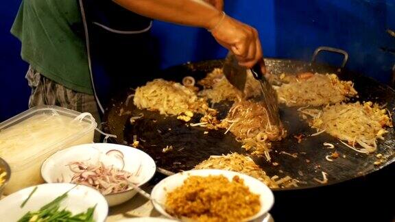 亚洲的街头食品海鲜、米粉搭配鸡蛋在大煎锅上煮缓慢的运动泰国