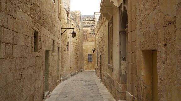 走在马耳他古老姆迪纳的中世纪街道上