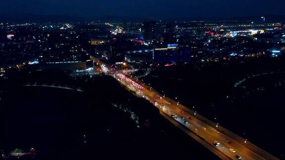 中国义乌夜间城市景观鸟瞰图路上行驶的汽车
