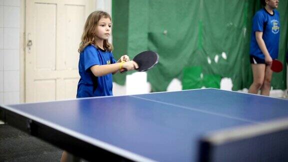 小女孩在打乒乓球
