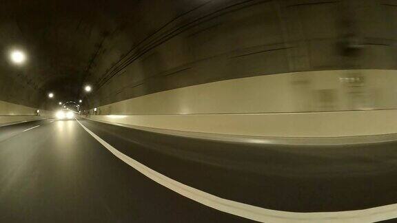 在公路隧道中行驶汽车的后视图和侧视图