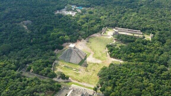 墨西哥奇琴伊察:古玛雅城市的鸟瞰图中美洲金字塔ElCastillo(库库尔坎神庙)被郁郁葱葱的丛林包围美国尤卡坦半岛的全景