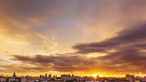 日落在曼谷城市:今晚的一天时间流逝比蒂云天空与城市景观鸟瞰曼谷