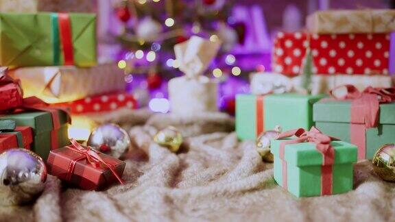 圣诞新年喜庆概念礼品丝带盒和装饰圣诞树用淡淡的散景布置与组合在桌上圣诞新年喜庆的背景概念