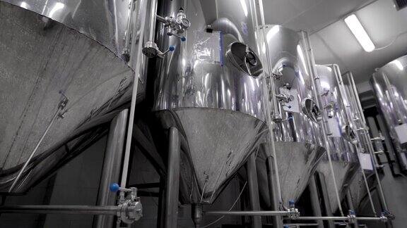 啤酒厂酿酒用麦芽捣碎罐摄像机沿其移动