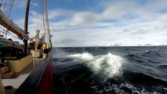 挪威斯瓦尔巴特群岛的冰川、山脉和帆船