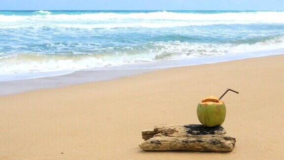 泰国普吉岛热带海滩上的新鲜椰子和饮用吸管4K